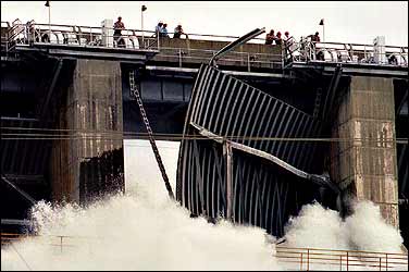 Folsom dam gate failure